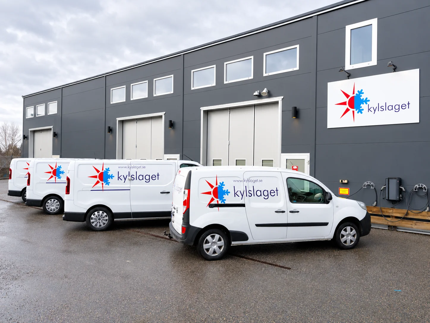 Kylslagets servicebilar utanför företagets lokaler